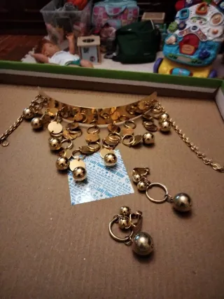 Collar y pendientes dorados