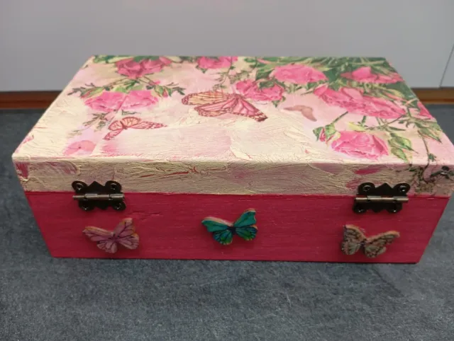 Caja de madera decorada flores y mariposas