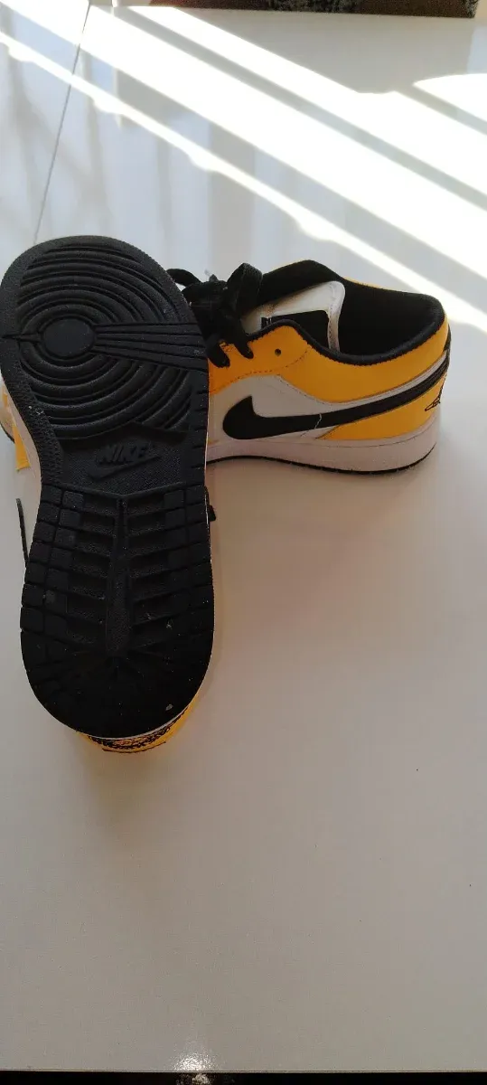 Nike Air Force 1 Low Amarillas y Negras