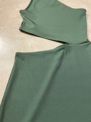Vestido verde con cortes