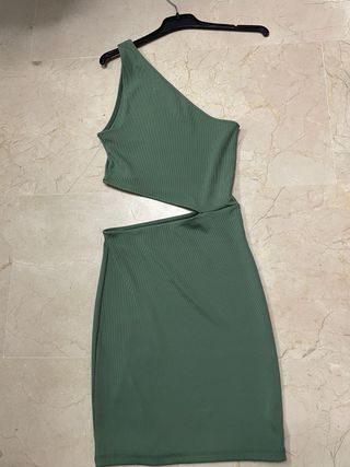 Vestido verde con cortes