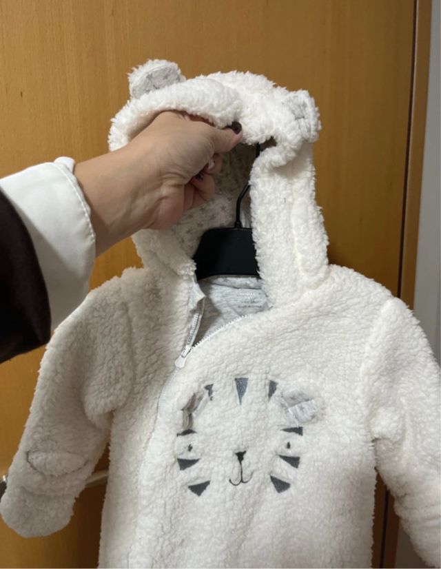 Pelele de bebé con capucha y orejas