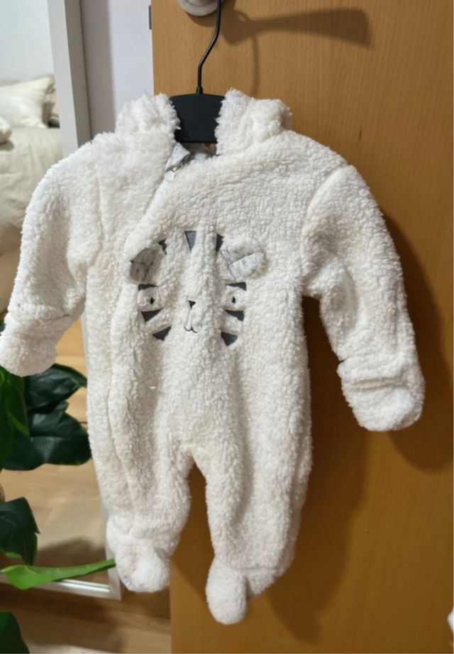 Pelele de bebé con capucha y orejas