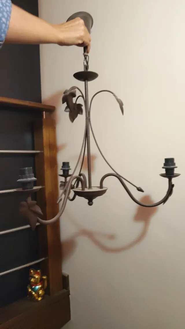 Lámpara de forja con diseño de hiedra