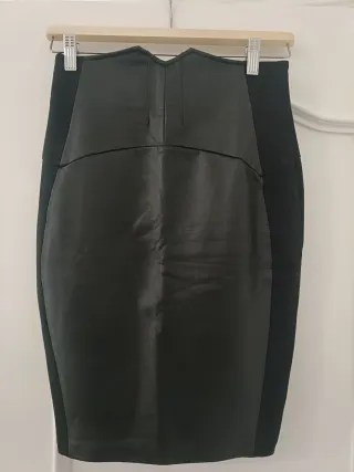 Falda lápiz cuero y tela negra