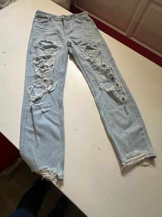 Pantalón vaquero claro desgarrado