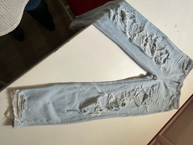 Pantalón vaquero claro desgarrado