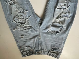 Pantalón vaquero claro desgarrado