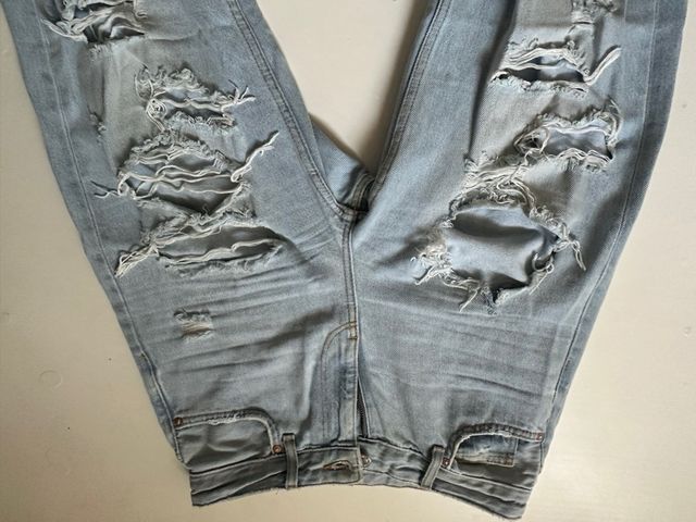 Pantalón vaquero claro desgarrado