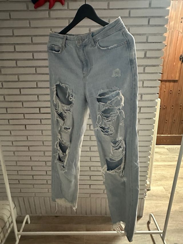 Pantalón vaquero claro desgarrado