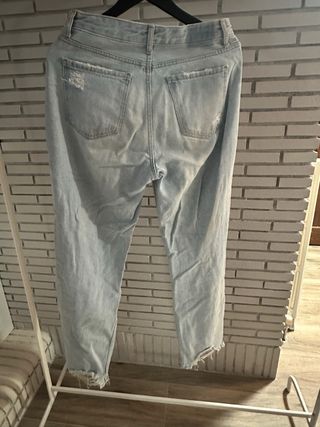 Pantalón vaquero claro desgarrado