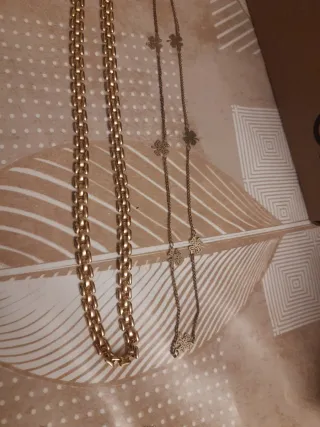 Lote 2 collares dorados e icono religioso