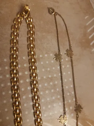 Lote 2 collares dorados e icono religioso