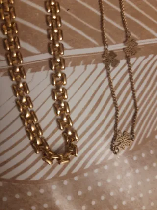 Lote 2 collares dorados e icono religioso