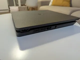 PS4 (PlayStation 4) Nera