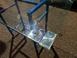 Mesa de cristal y metal azul