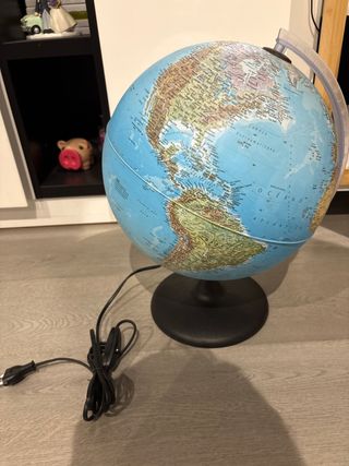 Globo terráqueo con luz