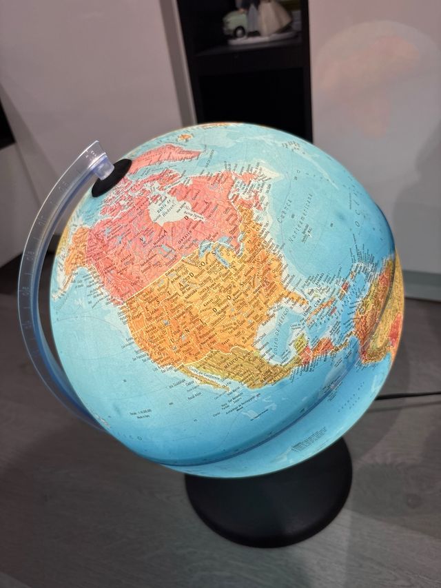 Globo terráqueo con luz