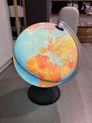 Globo terráqueo con luz