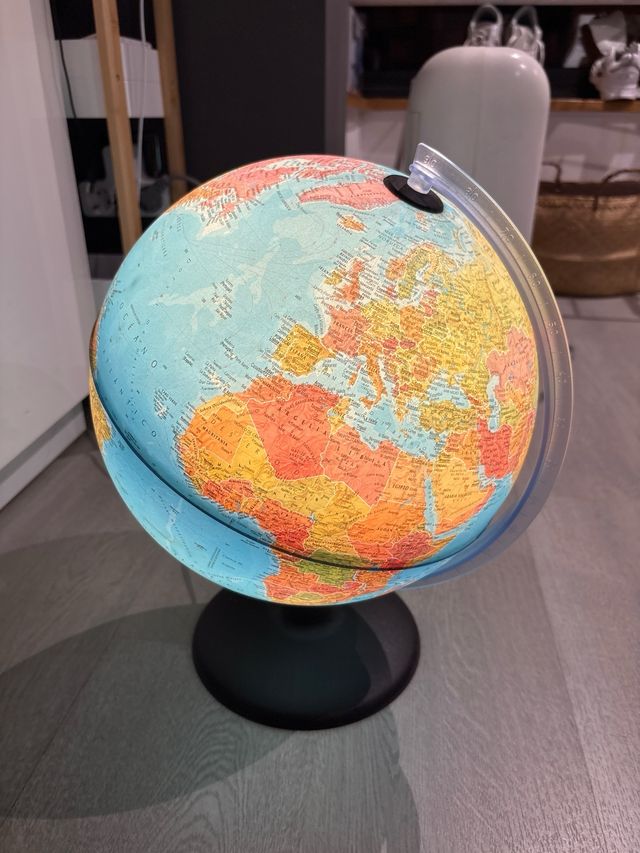 Globo terráqueo con luz