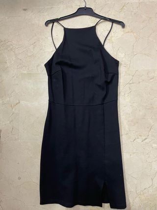 Vestido negro corto con abertura