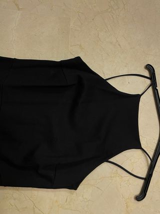 Vestido negro corto con abertura