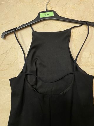 Vestido negro corto con abertura