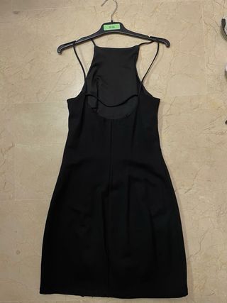 Vestido negro corto con abertura