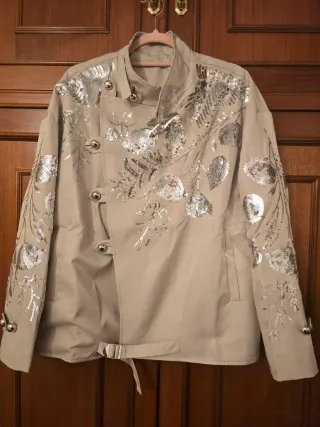 Cazadora trench beige gabardina corta aplicaciones