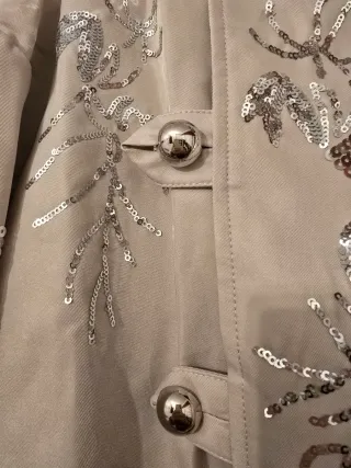 Cazadora trench beige gabardina corta aplicaciones