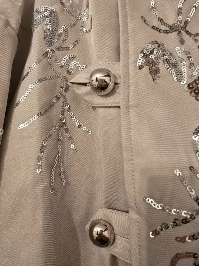 Cazadora trench beige gabardina corta aplicaciones