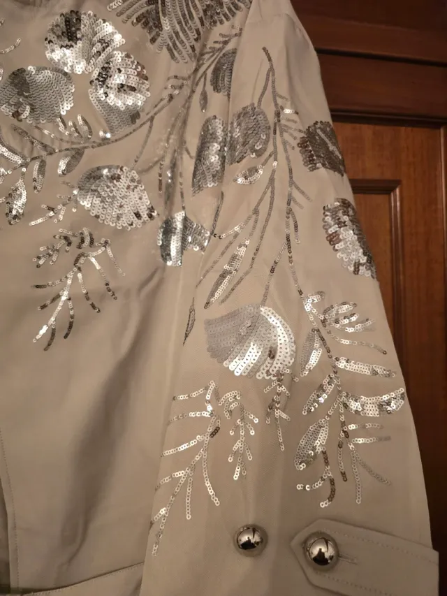 Cazadora trench beige gabardina corta aplicaciones