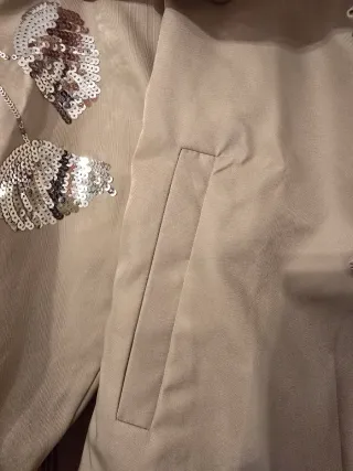 Cazadora trench beige gabardina corta aplicaciones