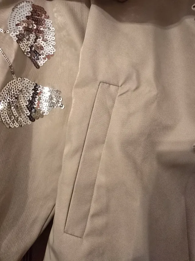 Cazadora trench beige gabardina corta aplicaciones