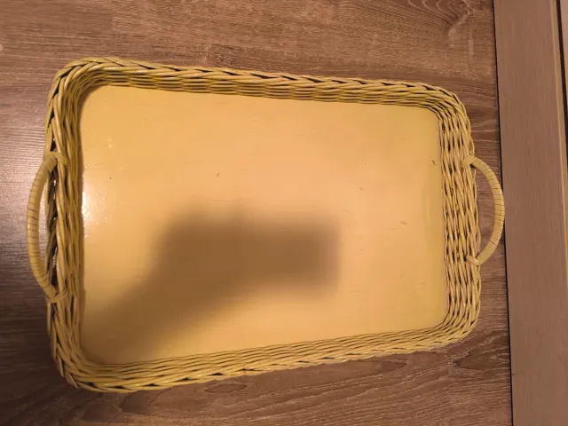 Bandeja de mimbre y madera