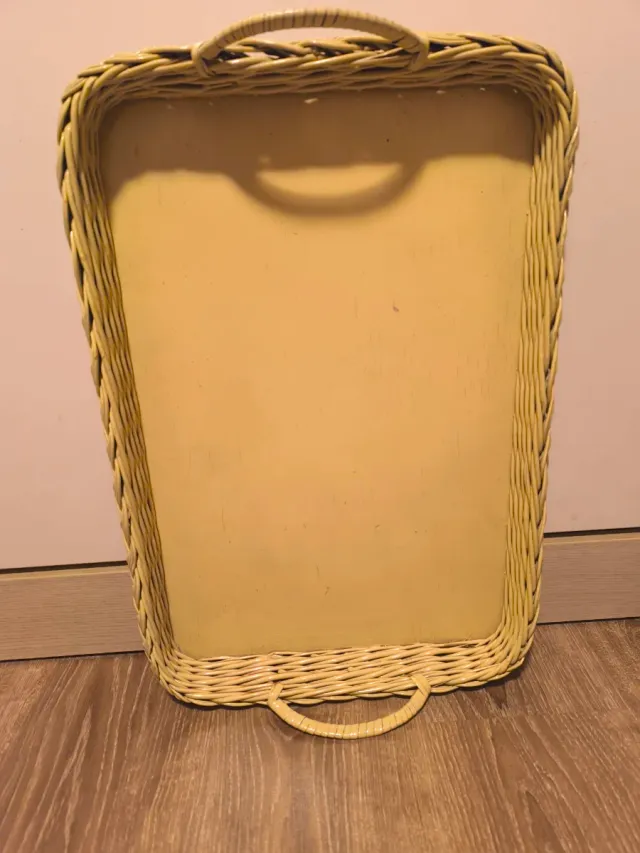 Bandeja de mimbre y madera