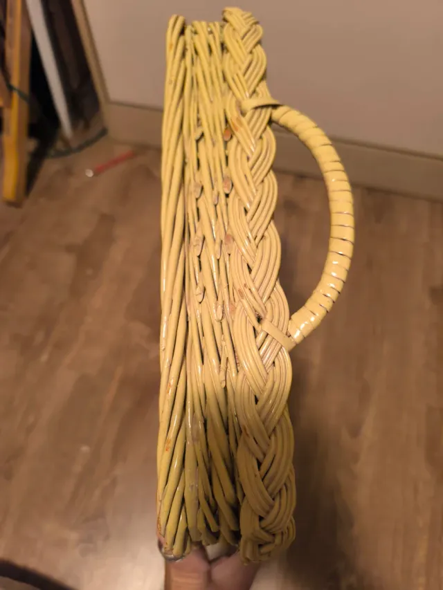 Bandeja de mimbre y madera