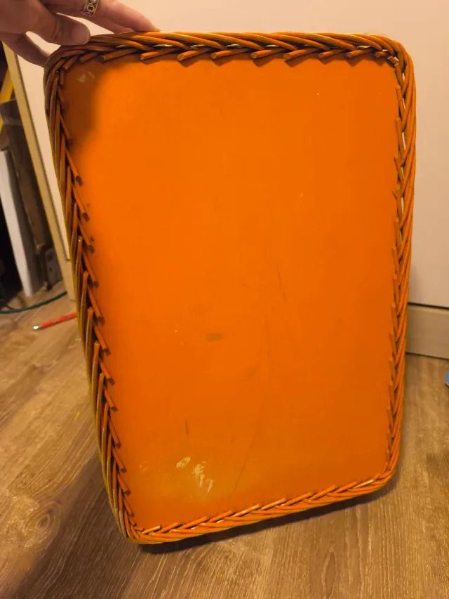 Bandeja de mimbre y madera