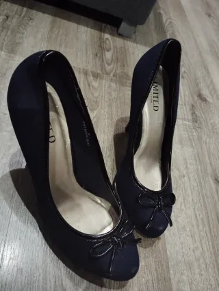 Zapatos de tacón azul marino con lazo
