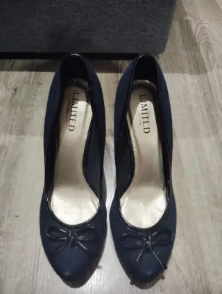 Zapatos de tacón azul marino con lazo