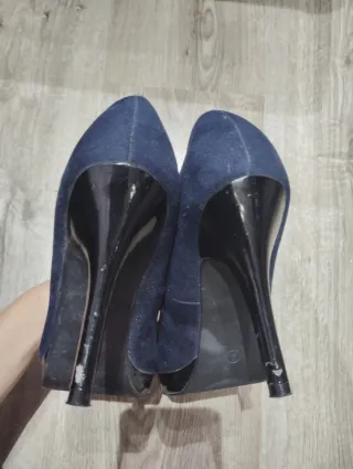 Zapatos de tacón azul marino con lazo