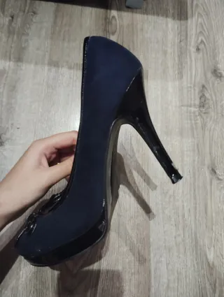 Zapatos de tacón azul marino con lazo