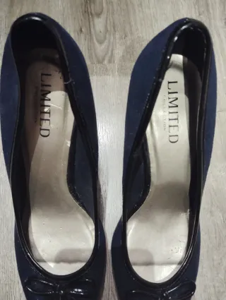 Zapatos de tacón azul marino con lazo