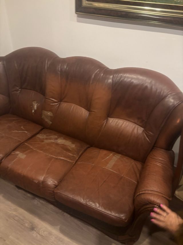 Sofá antiguo de piel para restaurar