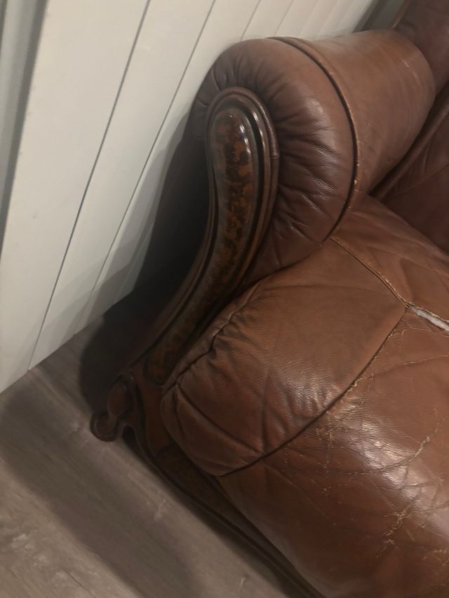 Sofá antiguo de piel para restaurar