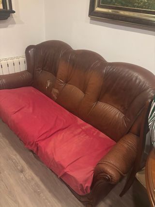 Sofá antiguo de piel para restaurar