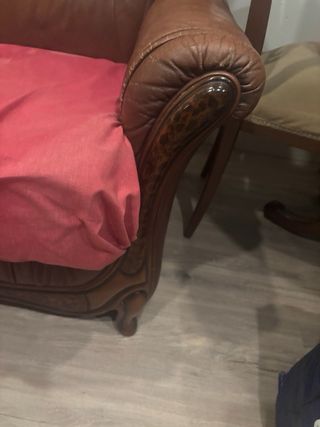 Sofá antiguo de piel para restaurar