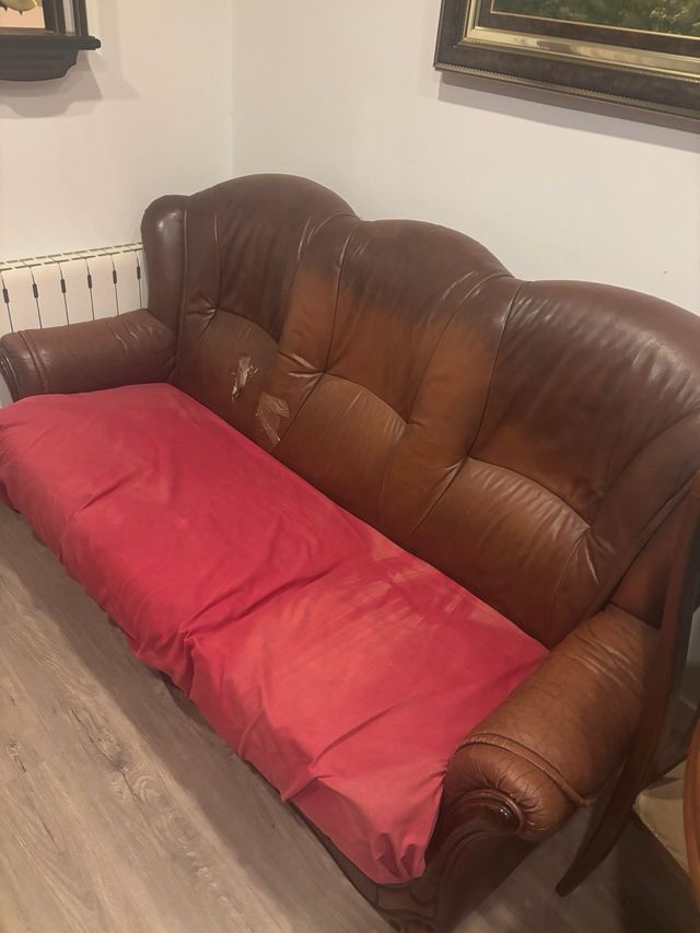 Sofá antiguo de piel para restaurar