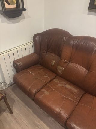 Sofá antiguo de piel para restaurar
