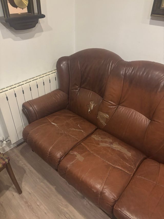 Sofá antiguo de piel para restaurar